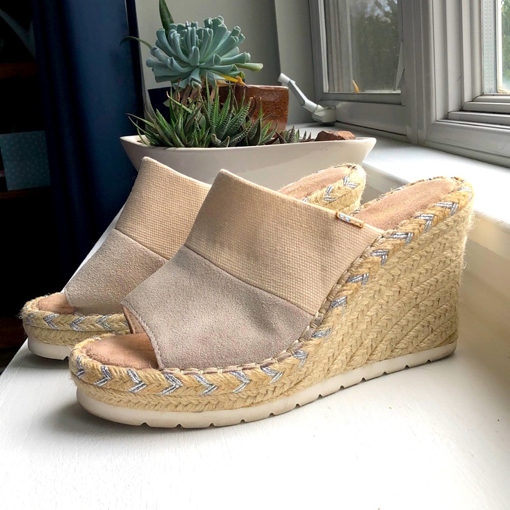 Toms wedges in size W6.5